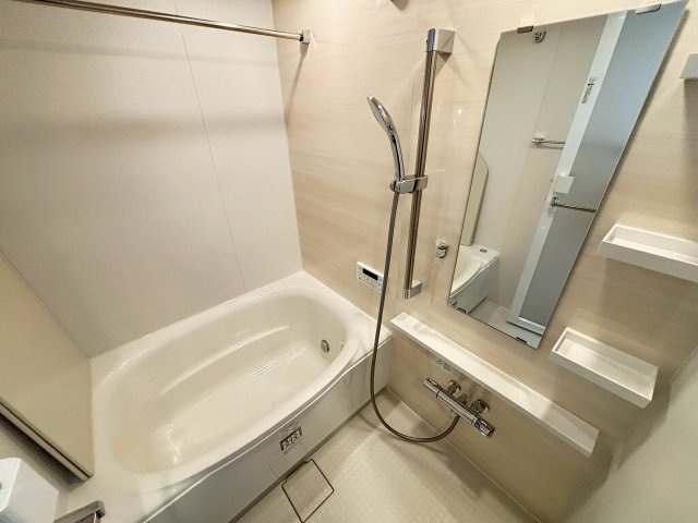 【浴室】 | 秀和高円寺レジテンス | 1216を採用しました♪浴室換気暖房乾燥機も標準搭載です。雨の日のお洗濯にの強い味方になる万能空間。