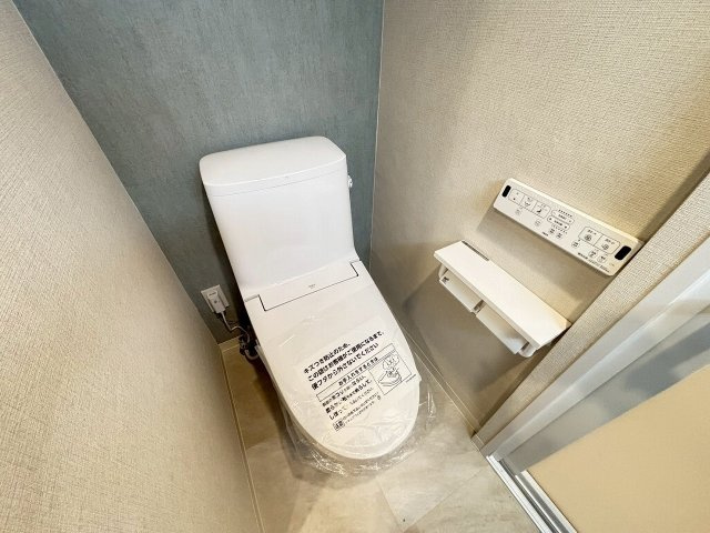 【トイレ】 | 秀和高円寺レジテンス | 温水洗浄便座付の清潔感あるトイレ。操作パネル付きで快適にご利用頂けるプライベート空間♪