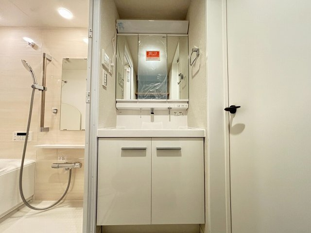 【独立洗面台】 | 秀和高円寺レジテンス | 鏡の裏も収納です！下部収納と合わせればかなりの物が収まります♪日用品を整理しやすく優れた仕様です。こちらも是非一度現地でご体感下さい。