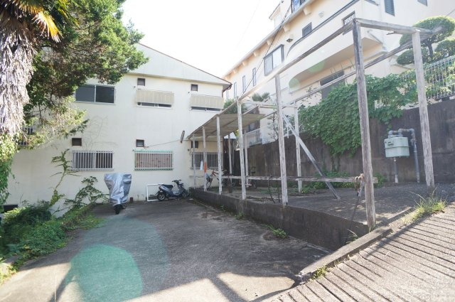 ダイワ学園前ロジングハウスＣの駐車場