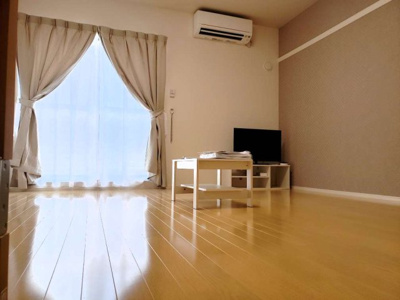 【居間・リビング】 | クレイノ花水木三番館 | ワイドな窓にて明るいお部屋