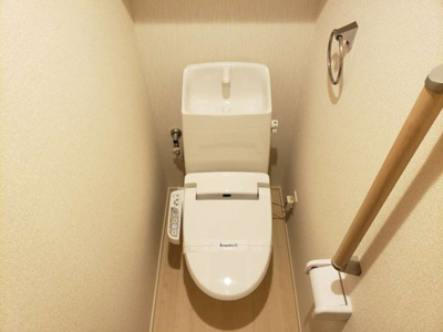 【トイレ】 | クレイノ花水木三番館 | 明るく清潔感のあるトイレ