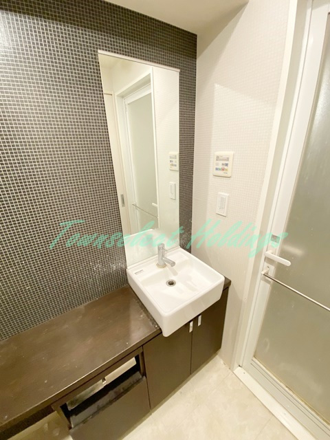 ヴァンクール湘南の洗面所|明るい洗面所です