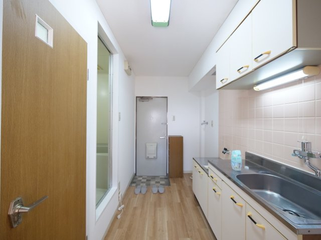 クイーンパレスの玄関|※写真は別の部屋のものです。