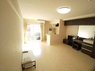 【居間・リビング】 | レオネクストケイスピリット桜坂 | ワイドな窓にて明るいお部屋