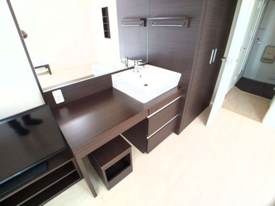 【独立洗面台】 | レオネクストケイスピリット桜坂 | 鏡を備え　準備のしやすい洗面台