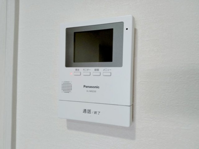【防犯設備】 | シャトー三愛 | 来客時に姿を確認できるモニタ付きのインターホンです。