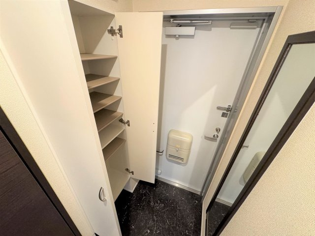 西宮市山口町上山口３丁目のアパートの玄関