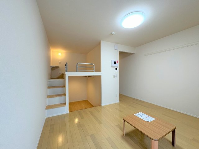 西宮市山口町上山口３丁目のアパートの居間・リビング