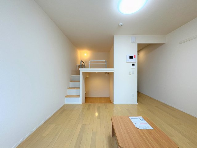 西宮市山口町上山口３丁目のアパートの居間・リビング