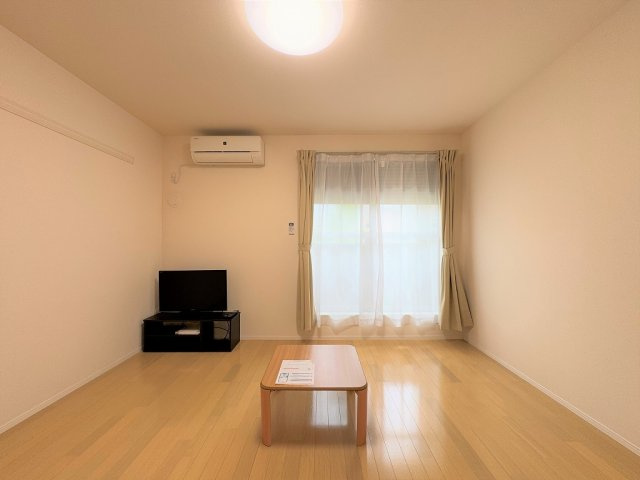 西宮市山口町上山口３丁目のアパートの居間・リビング