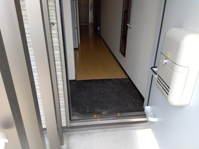 三木市平田のアパートの玄関