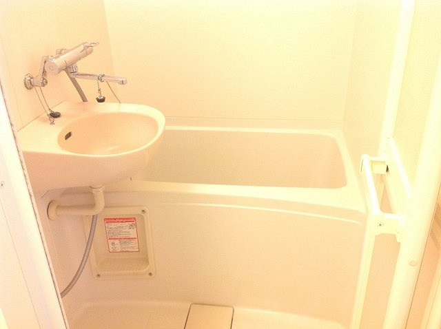 明石市藤江のアパートの浴室