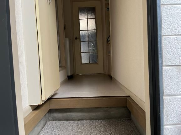 神戸市長田区寺池町３丁目のアパートの玄関