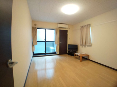 【居間・リビング】 | レオネクストグレイス中長尾 | ワイドな窓にて明るいお部屋