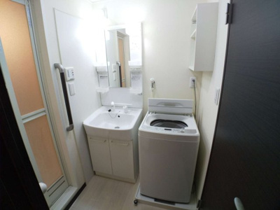 【独立洗面台】 | レオネクストグレイス中長尾 | 鏡を備え　準備のしやすい洗面台