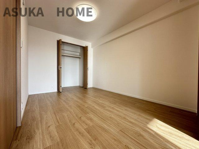 コスモ戸塚リベラヒルズA棟の洋室|大きな開き戸のある7.5帖のお部屋にもベランダがあり、明るく風通しの良いのが魅力です。
