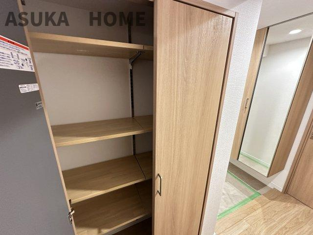 コスモ戸塚リベラヒルズA棟の玄関|玄関横には、たっぷり収納のミラー付シューズボックスも嬉しい設備です。