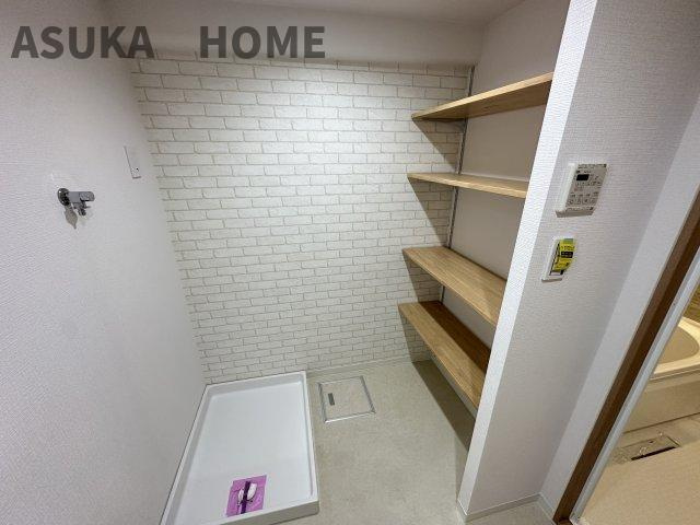 コスモ戸塚リベラヒルズA棟の収納|玄関廊下に自由自在にレイアウト出来る稼働棚があります。多様な使い方が出来るのが便利です。