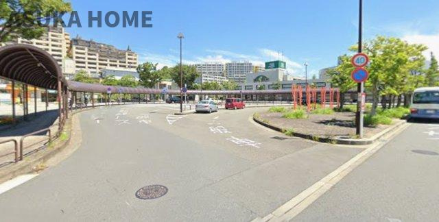 コスモ戸塚リベラヒルズA棟の周辺|JR根岸線の本郷台駅の様子です。徒歩２０分です。