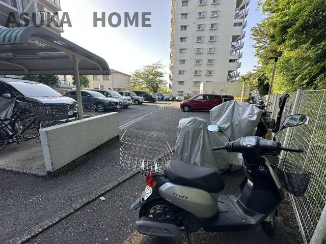 コスモ戸塚リベラヒルズA棟の収納|洗濯機横に衣類や箱物や思い出の品もたっぷり収納できる棚完備！整理整頓にも◎！