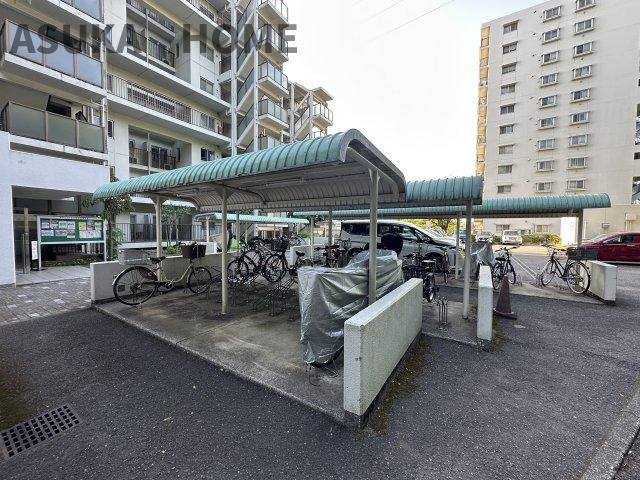 コスモ戸塚リベラヒルズA棟の駐車場|車とバイク駐車場の空き状況については、その都度、確認いたしますのでお気軽にお聞きください。