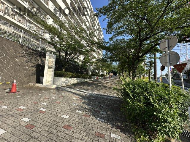 コスモ戸塚リベラヒルズA棟の駐輪場|屋根付きの駐輪スペースを完備しております。