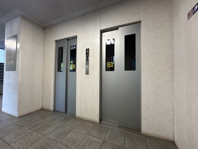 コスモ戸塚リベラヒルズA棟のその他共用部分|朝の忙しい時間に特に嬉しいエレベーターを2基完備しております。