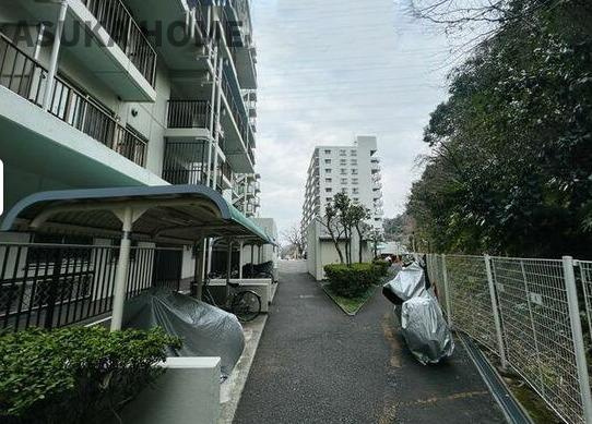 コスモ戸塚リベラヒルズA棟の周辺|バイク置場になります。