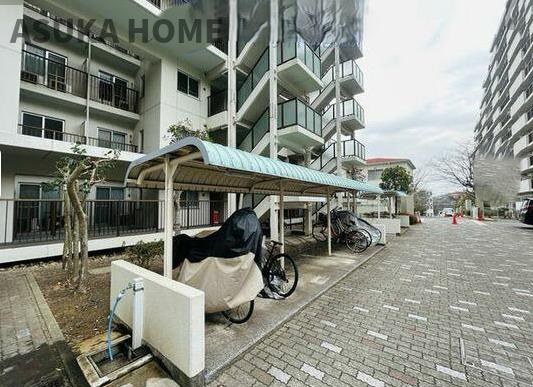 コスモ戸塚リベラヒルズA棟のその他|マンション駐輪場になります。綺麗に整備されていますね。