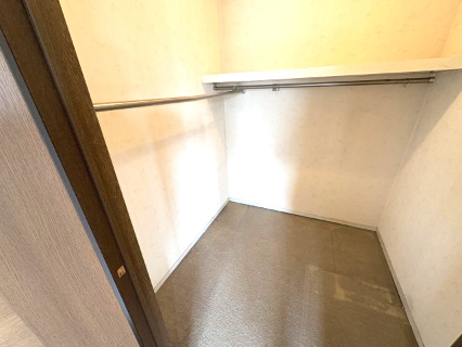 東松山市大字下野本　 中古戸建の収納|2階ベランダ側洋室収納