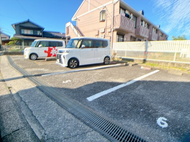 イーストヒルズの駐車場