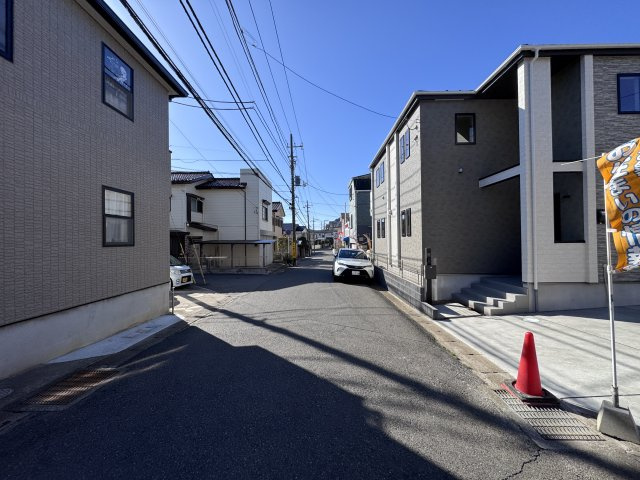 松戸市稔台３丁目新築戸建【稔台小学校：3分】の前面道路含む現地写真|東側前面道路・幅員約5ｍ