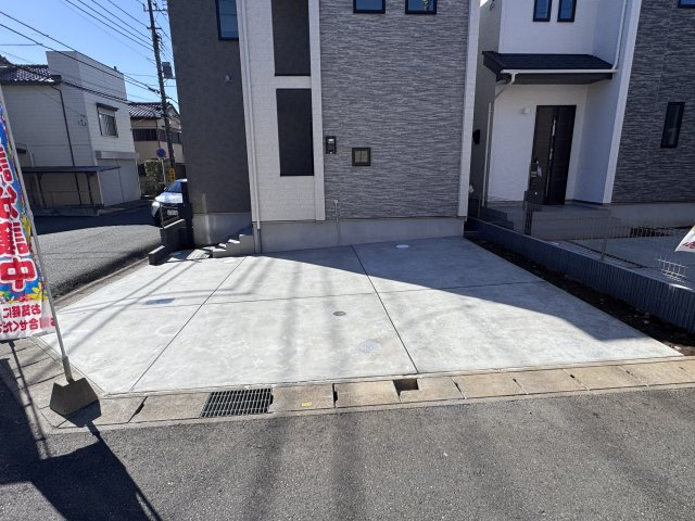 松戸市稔台３丁目新築戸建【稔台小学校：3分】の駐車場|B号棟駐車スペース・並列2台駐車可