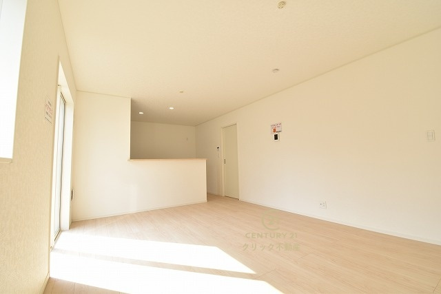 Cradlegarden　 那珂市瓜連　第14　5の居間・リビング|カーテンやラグの色、質感、選ぶ家具などでお部屋の雰囲気が変わります。お好みのインテリアを楽しみましょう♪白を基調とした内装ですので、あらゆるスタイルが馴染みます。