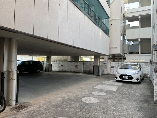 アザレアハイツ蒲池の駐車場