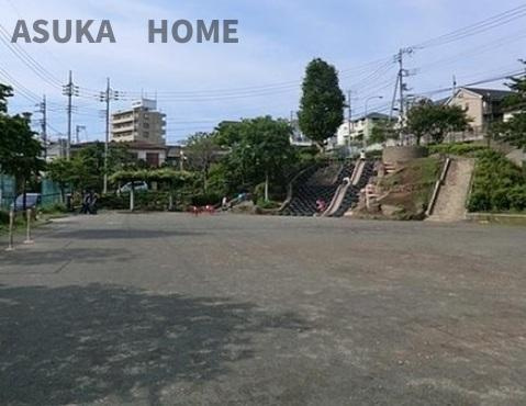 旭区東希望ヶ丘2期のその他|出刈場公園が」近くにあります。 公園中央の長い石の滑り台が子供たちに人気です。