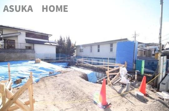 旭区東希望ヶ丘2期の前面道路含む現地写真|カースペース２台駐車の他にお庭もあります！