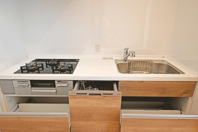 吹田ロイヤルマンションのキッチン|キッチン天板下いっぱいに収納庫を設けてあります。