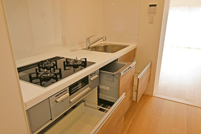 吹田ロイヤルマンションのキッチン|キッチン奥側から撮影した写真です。3口コンロ食器洗い乾燥機設備内容です。