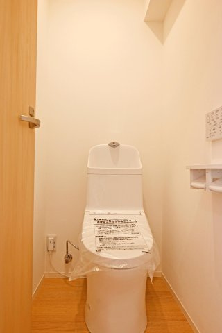 吹田ロイヤルマンションのトイレ|リフォームの際にトイレは新規交換しておりますのでとても綺麗です。