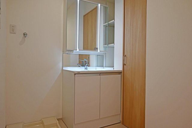 吹田ロイヤルマンションの独立洗面台|明るい洗面化粧台で、毎朝の支度もはかどります。収納が豊富なので、スキンケア用品など多く収納でき、すっきりとした空間を保つことができます。