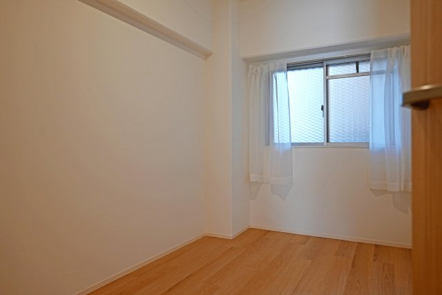 吹田ロイヤルマンションの洋室|シンプルな間取りになっているのでどんな家具でも合います。家具や敷物のカスタマイズを楽しめます！