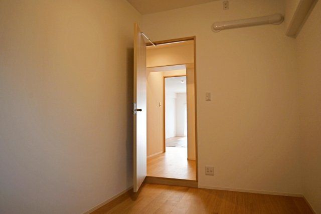 吹田ロイヤルマンションの洋室|シンプルな間取りになっているのでどんな家具でも合います。家具や敷物のカスタマイズを楽しめます！