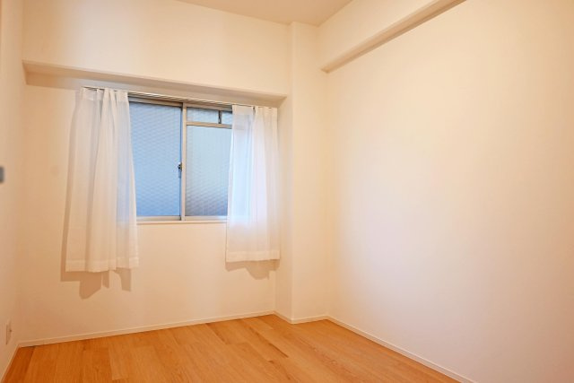 吹田ロイヤルマンションの洋室|居室収納スペース有。クローゼット収納付きで、お部屋がすっきり片付きます。