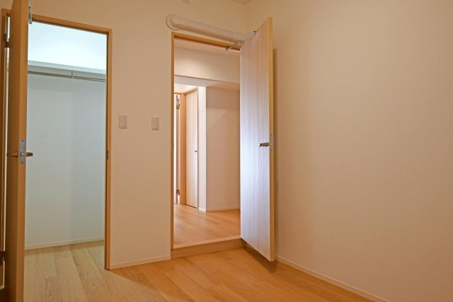 吹田ロイヤルマンションの洋室|居室収納スペース有。クローゼット収納付きで、お部屋がすっきり片付きます。