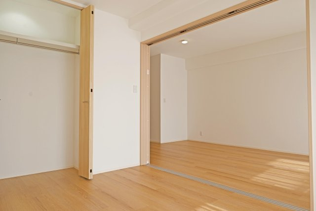 吹田ロイヤルマンションの寝室|どんなインテリアにも馴染みやすいシンプル造りで、家具の配置もしやすいです。