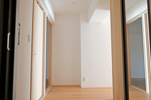 吹田ロイヤルマンションの玄関|玄関に入ってすぐの内観写真です。 玄関右側に天井まであるシューズボックスでご家族の靴が片付きすっきりとした玄関に◎