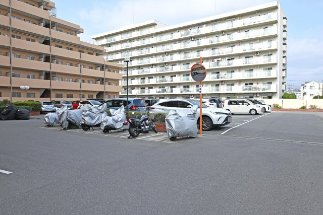 吹田ロイヤルマンションの駐車場|広い駐車場◎