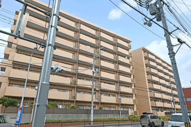 吹田ロイヤルマンションの外観|コンビニが近くで便利です◎